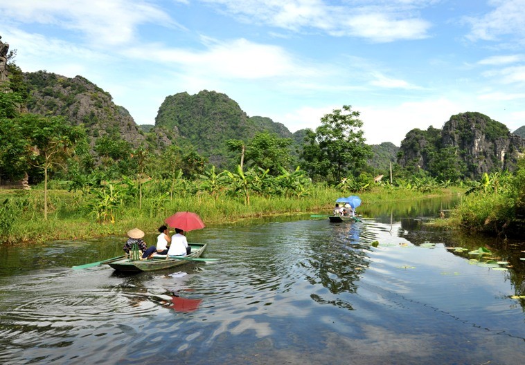 Explore Old Capital & Caves by Boat 