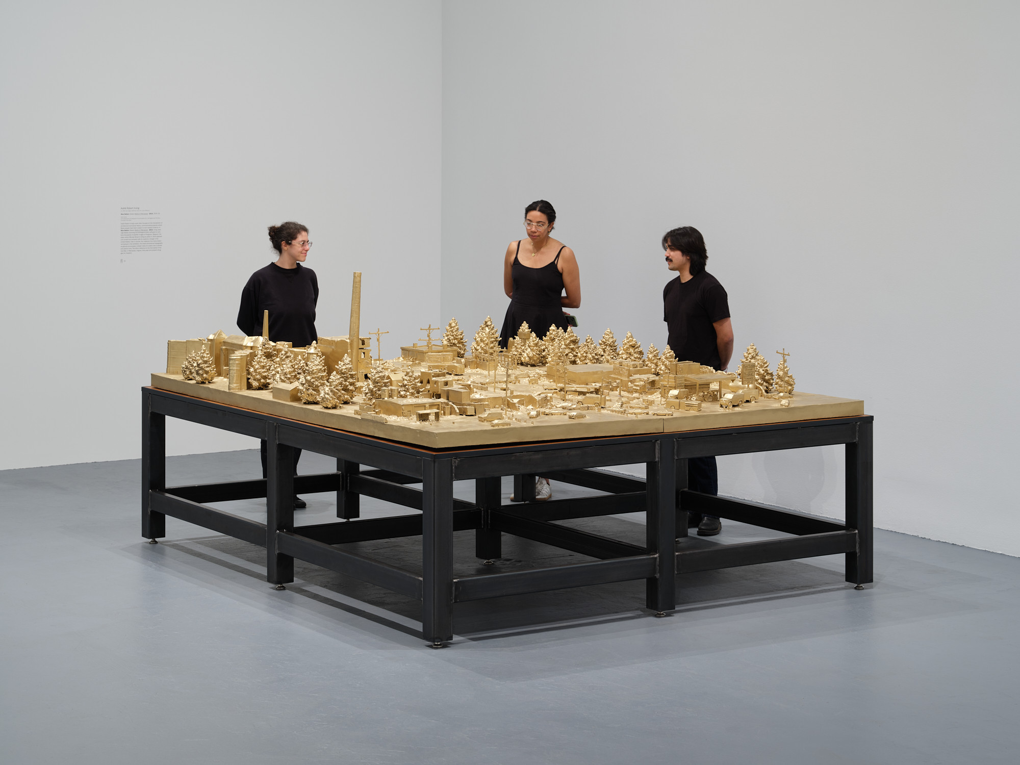 アート・デザイン・音楽 Kathy Lo | Osculum Infame Alum Kahlil Robert Irving shows work depicting Ferguson at MOCA