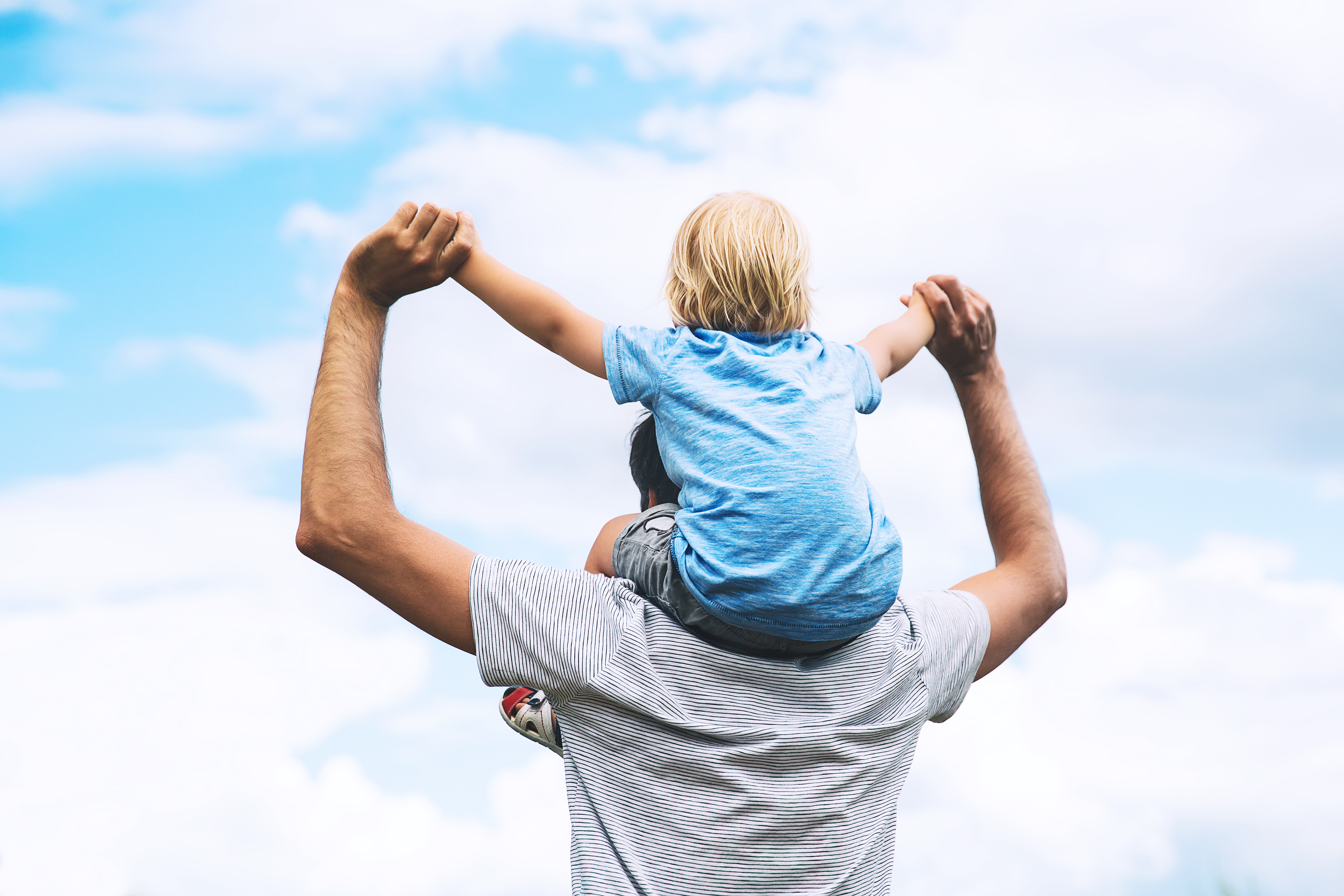 Father issues. Папа несет ребенка на руках. Папа несёт сына на руках. Папа несет сына на плечах. Отец держит ребенка.