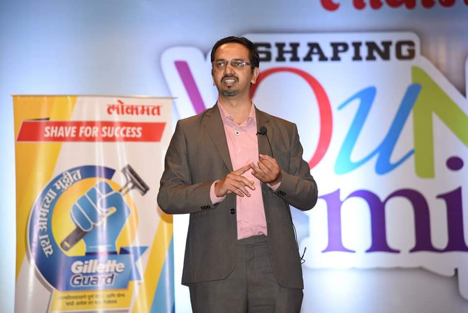 Paresh Chitnis conducting Graphology Personality development program for Gillete and Lokmat