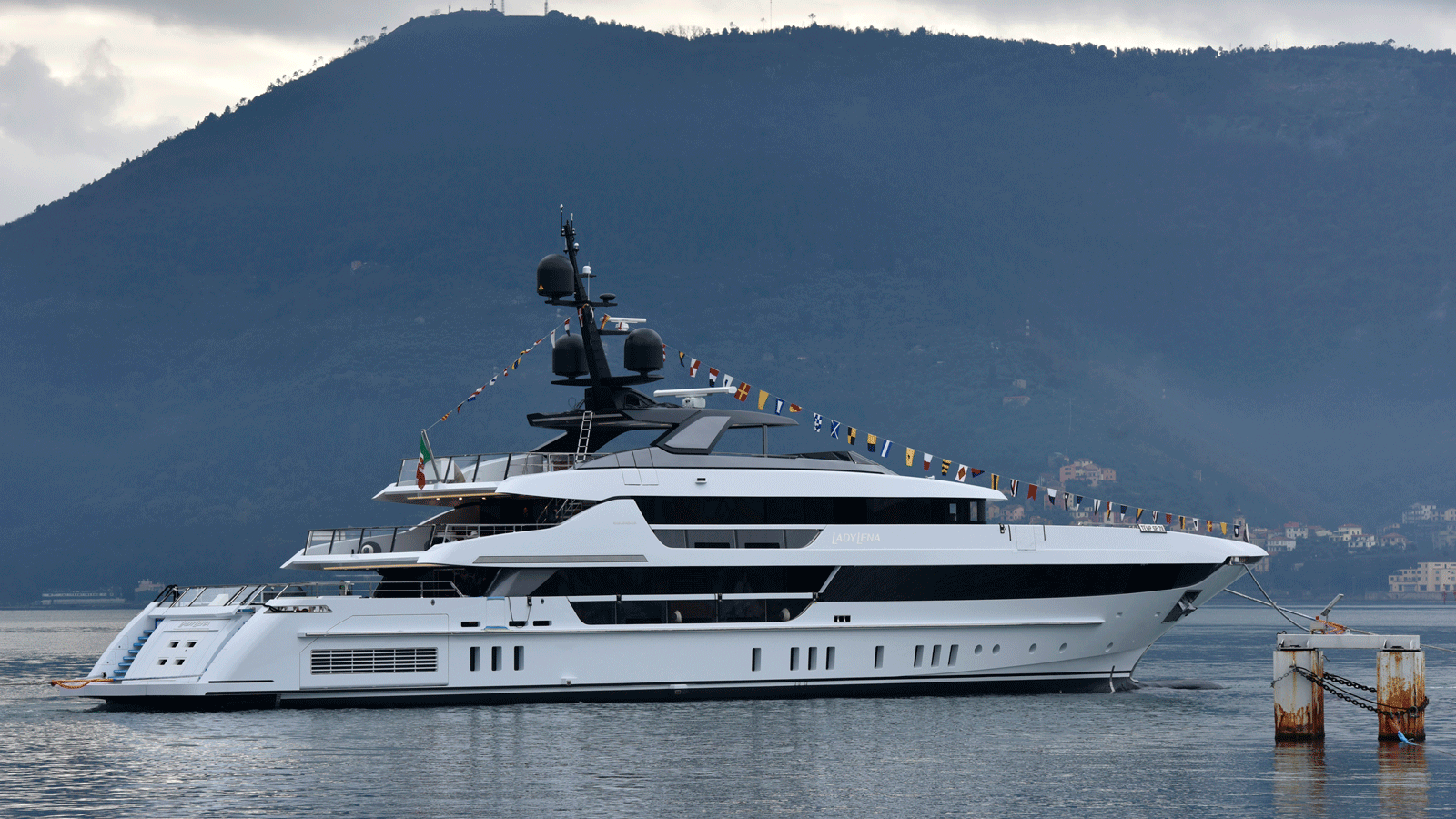 Sanlorenzo Delivers Sanlorenzo 52 Steel Lady Lena