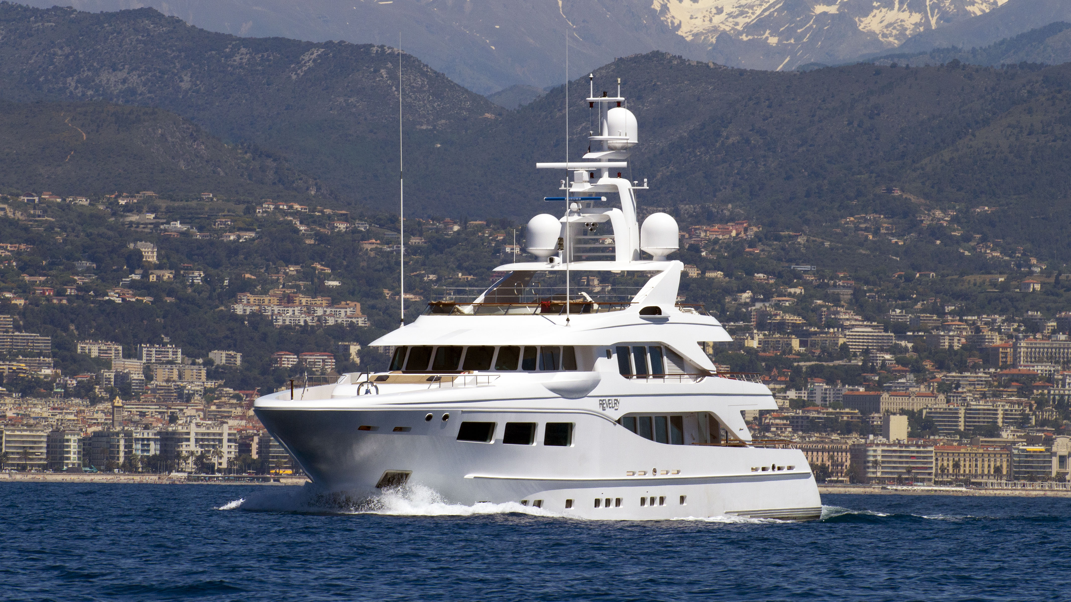 ロイヤルアルバート バークレー   Berkeley Hakvoort Motor Yacht Revelry Sold