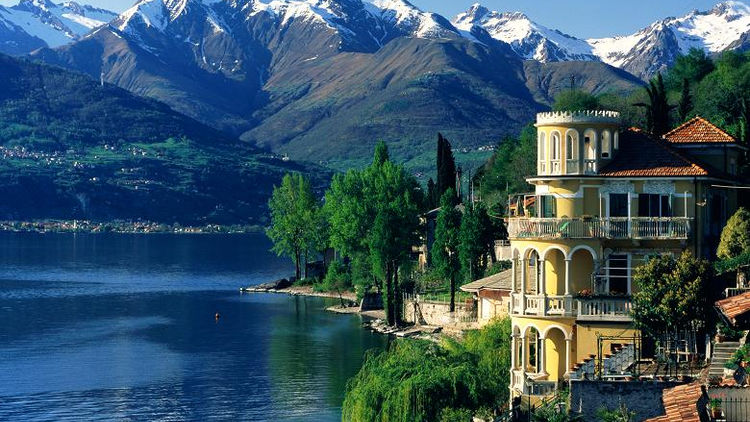 Lunch and wine in Lake Como (George Clooney optional)