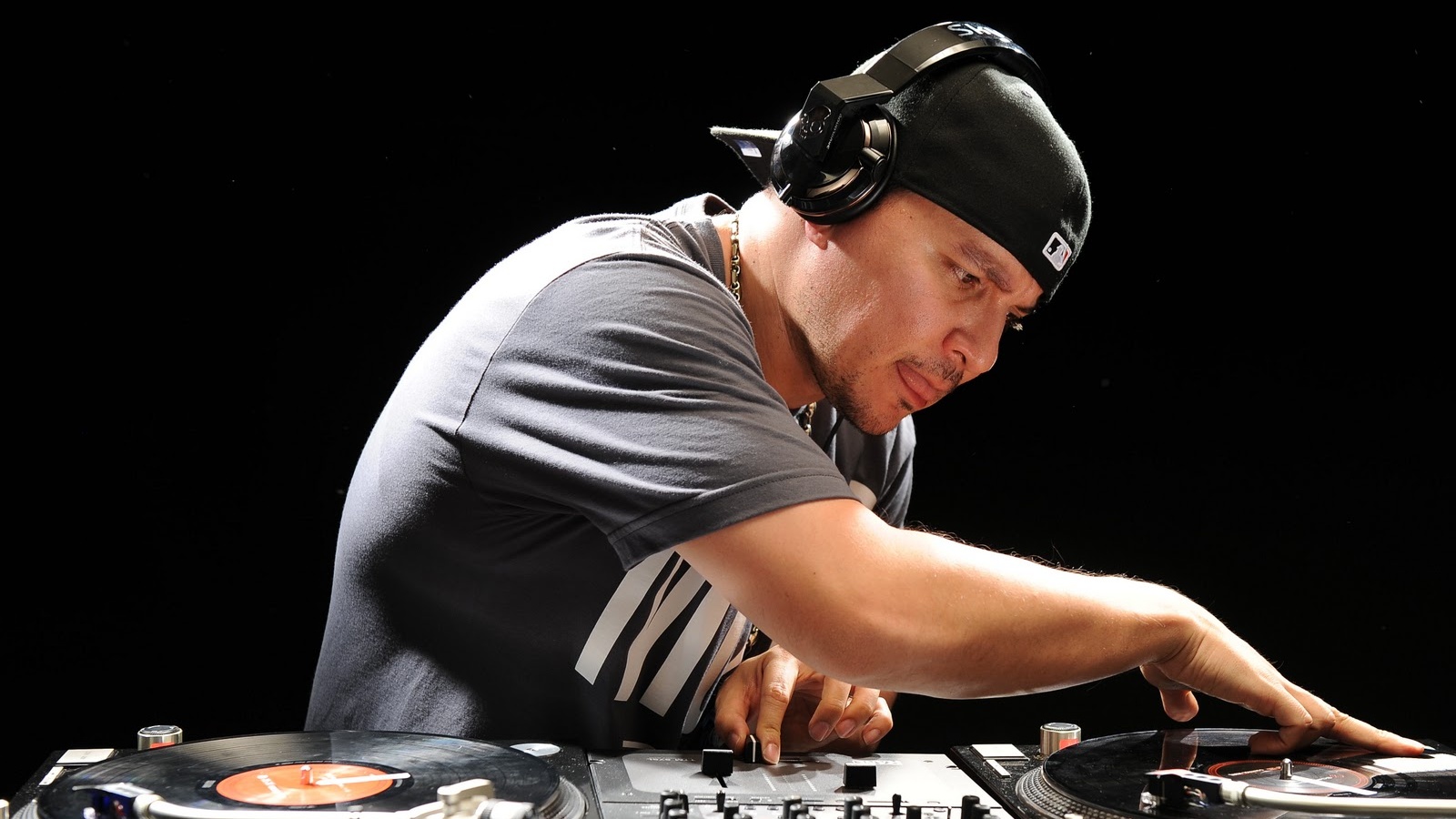 Хип хоп музыка популярные. Mixmaster Mike диджей. Диджей Джей ди. Майк спирит диджей. Диджей за пультом.