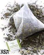 Tamayokucha (Extremely Green Tea) from two leaves and a bud