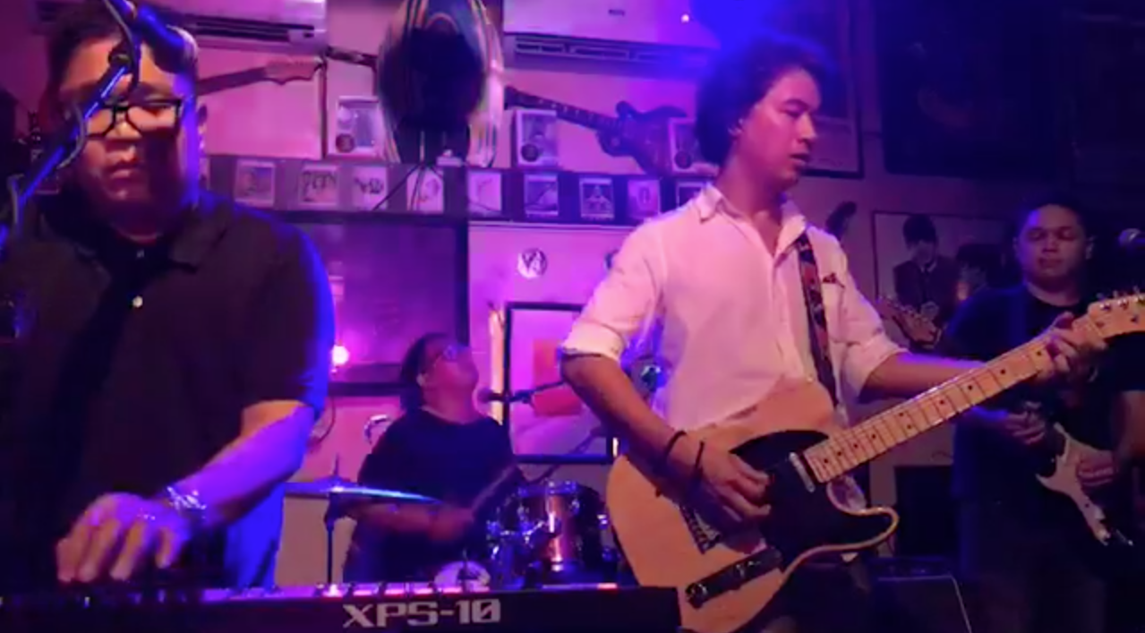 Watch Ely Buendia and The Itchyworms perform each other's songs