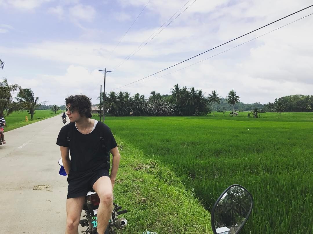WATCH: The Kooks vocalist Luke Pritchard performs "Ooh La" in the Philippines