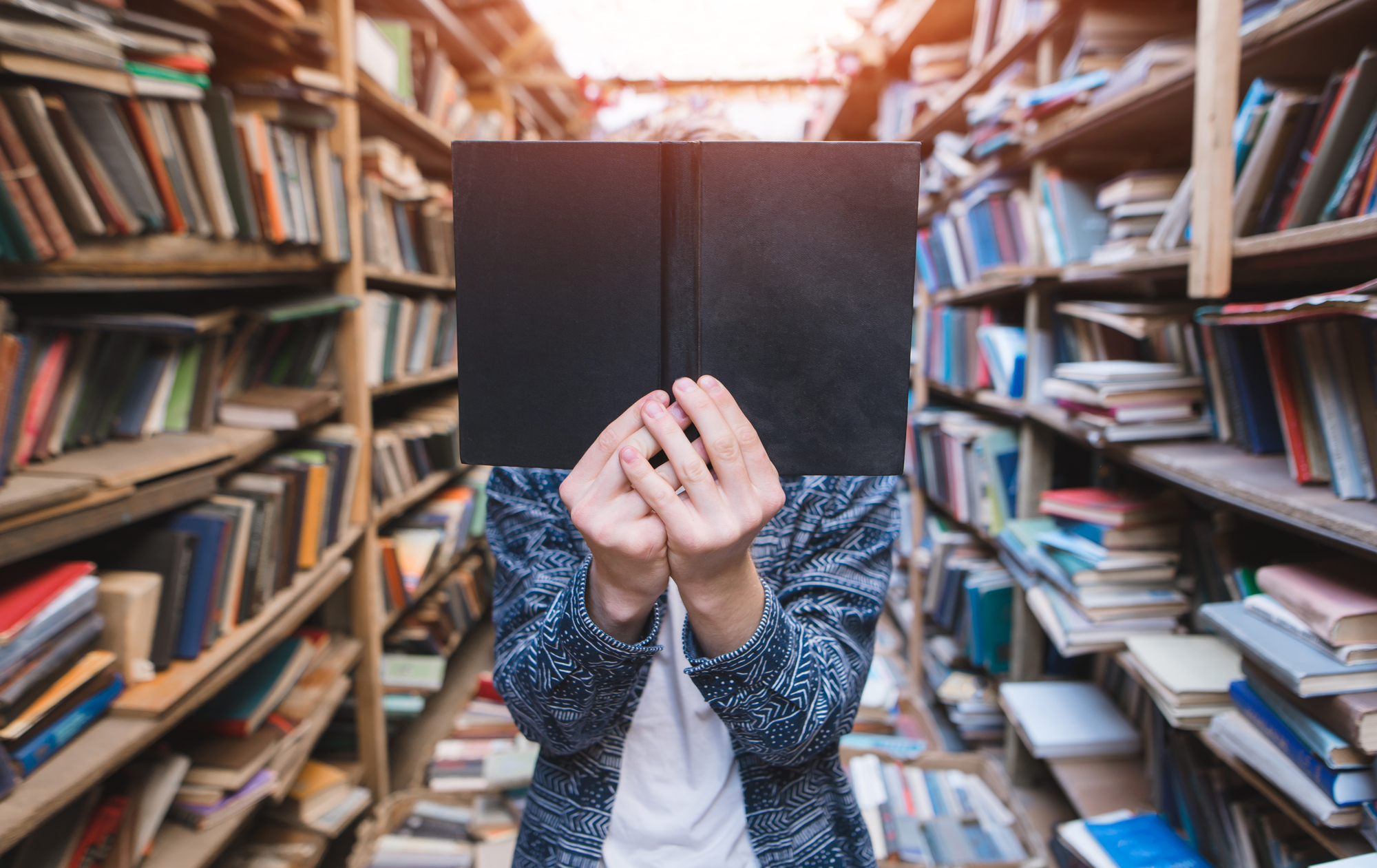 Человек закрывается книгой