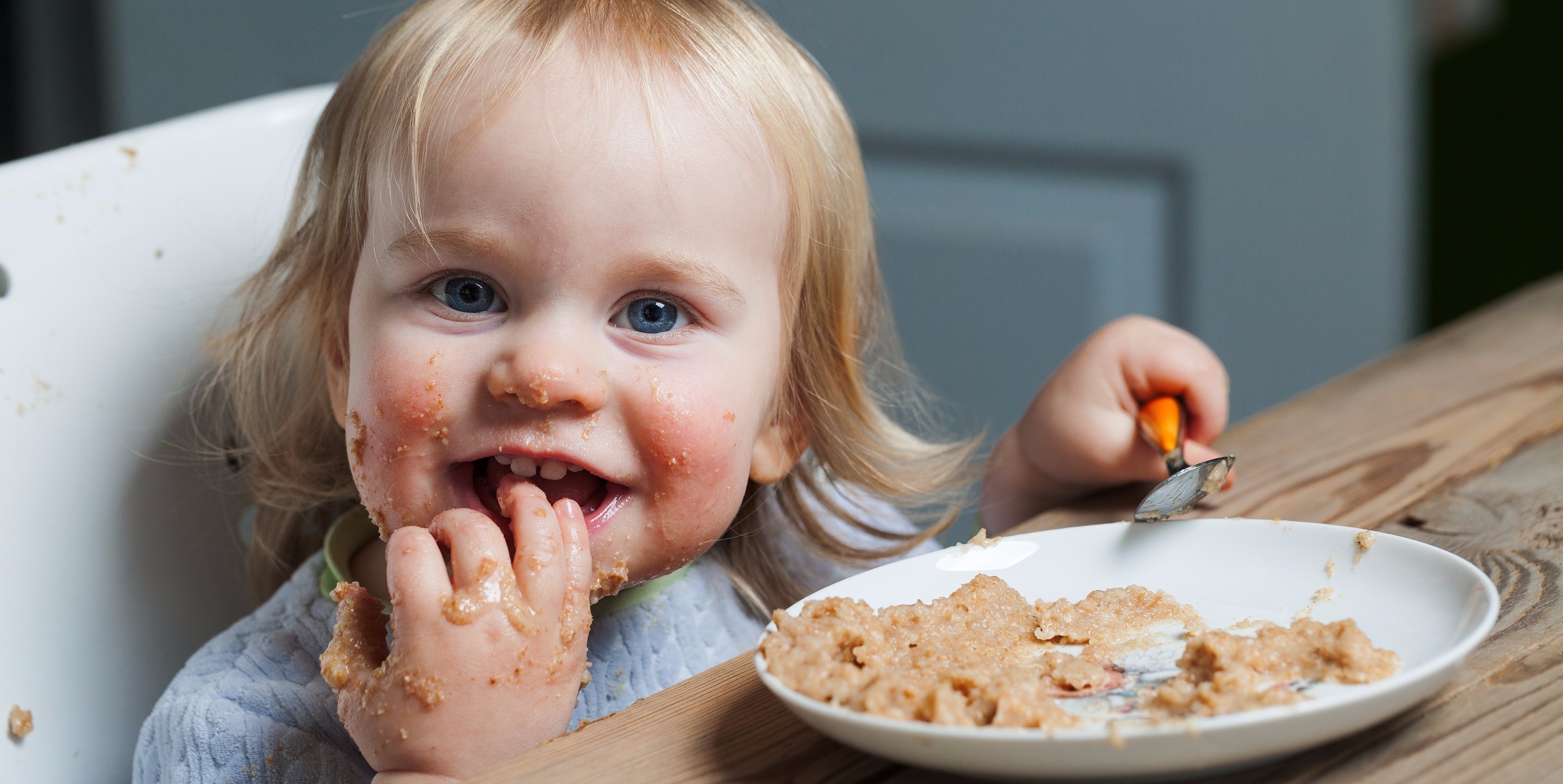 Включи малыши едят. Ребенок кушает. Ребенок завтракает. Ребенок ест кашу. Дети едят полезные Десерты.