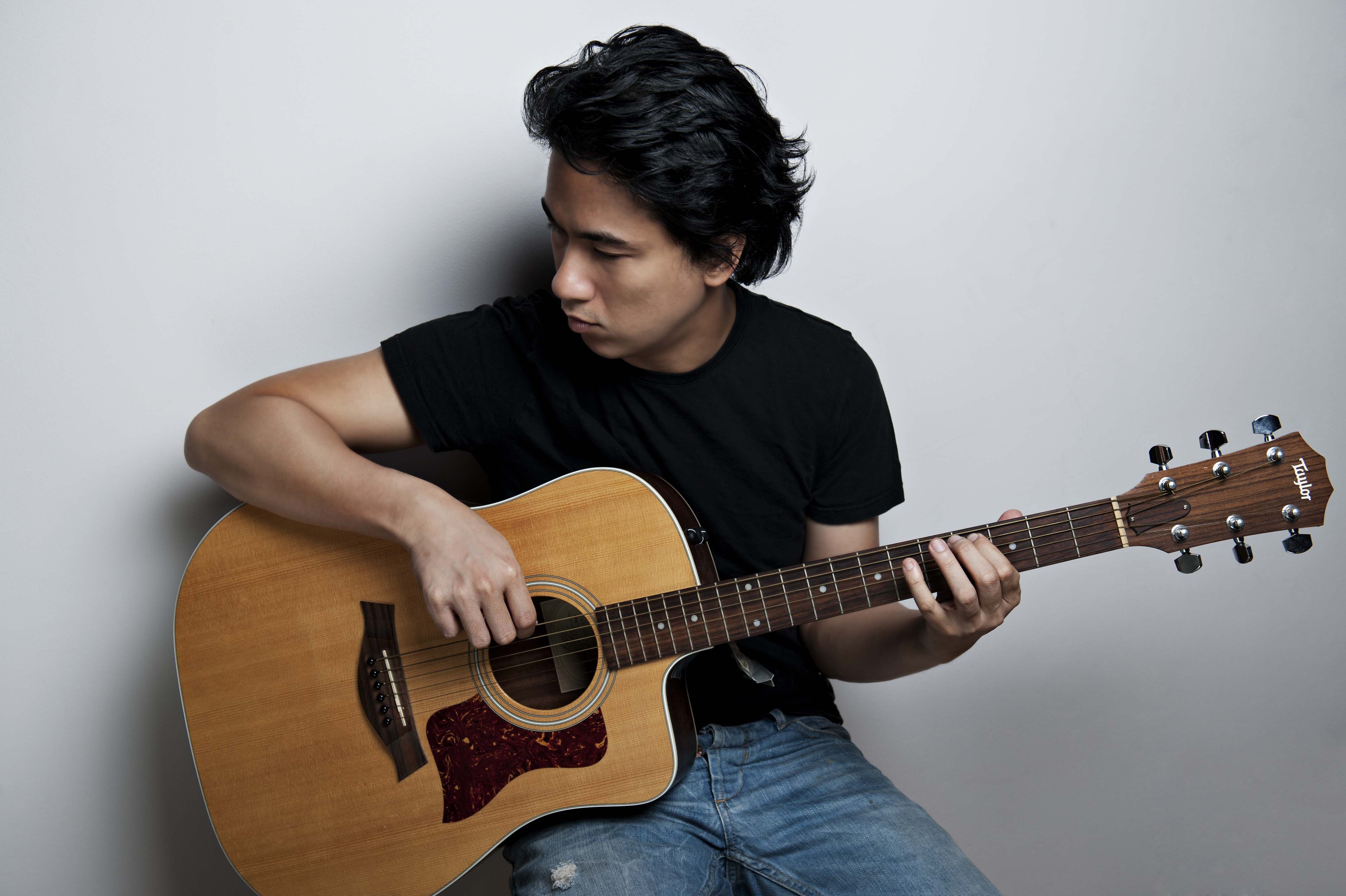Former Eraserheads frontman Ely Buendia to perform in Singapore