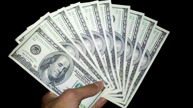 Featured image of post Rappers Flexing Money On Arm