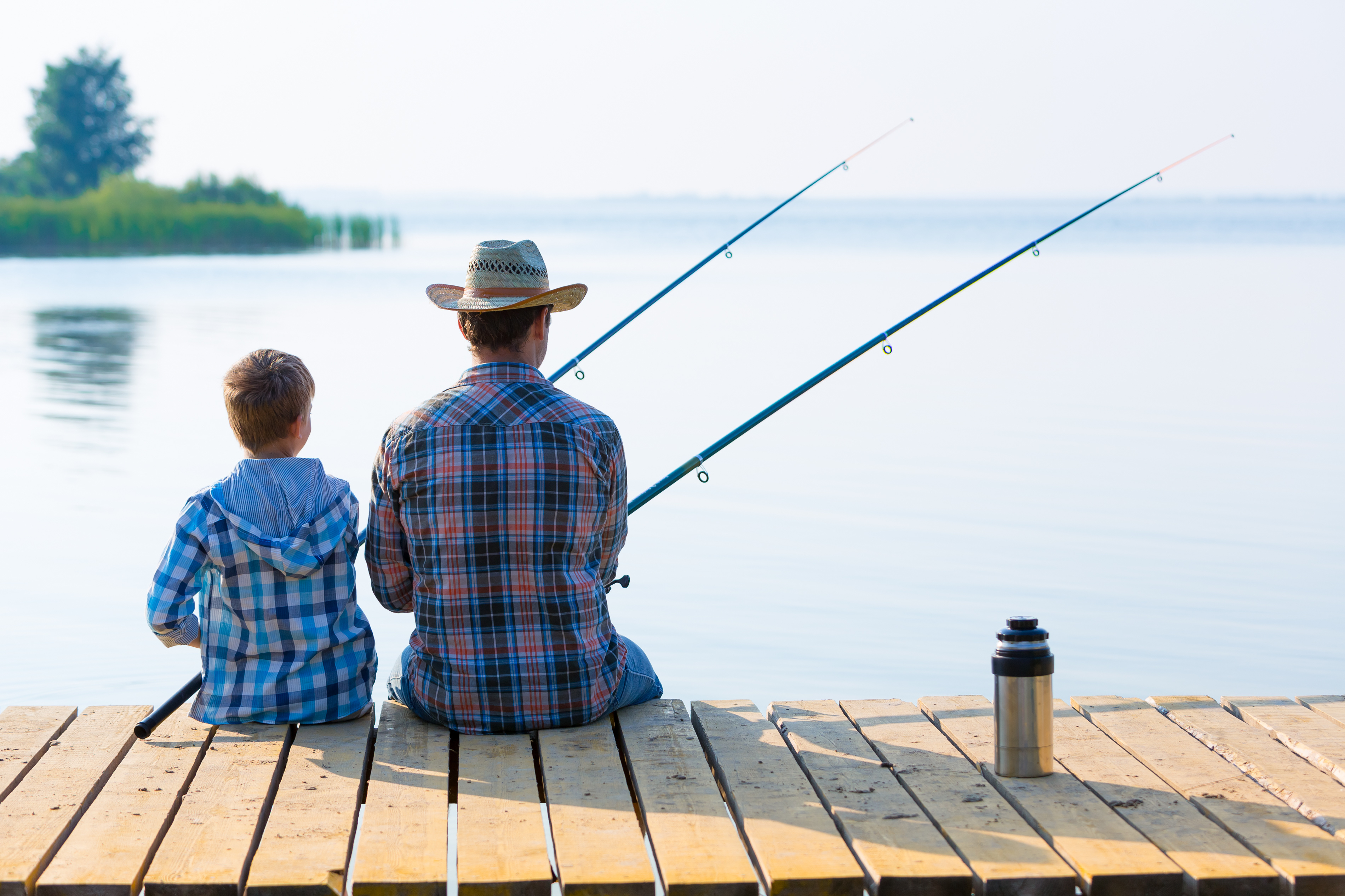 Сын ловит рыбу. Отец и сын на рыбалке. Отец и сын рыбачат. Папа с сыном на рыбалке. Рыбалка с папой.