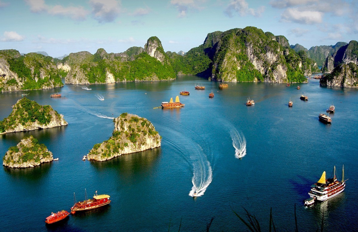 Discover World Heritage of Ha Long Bay on Cruise, and Kayak Experience