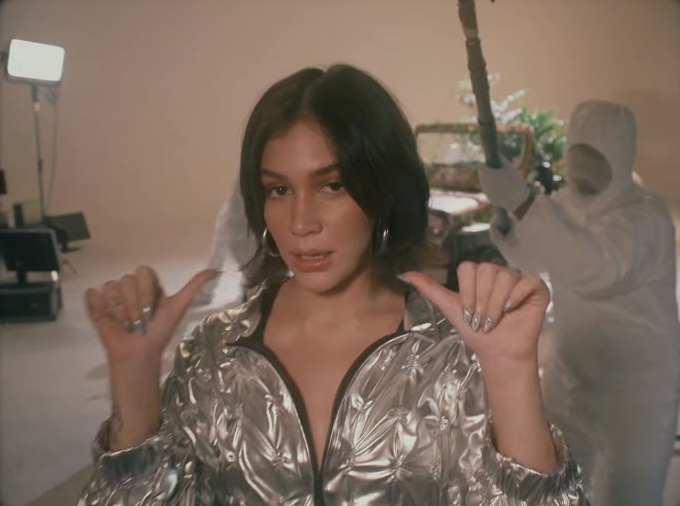Jess Connelly drops artsy 'On My Way Up' music video – watch