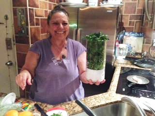 Sandra Reyes making a smoothie | Janis Saffell 4 Week Fat Blaster