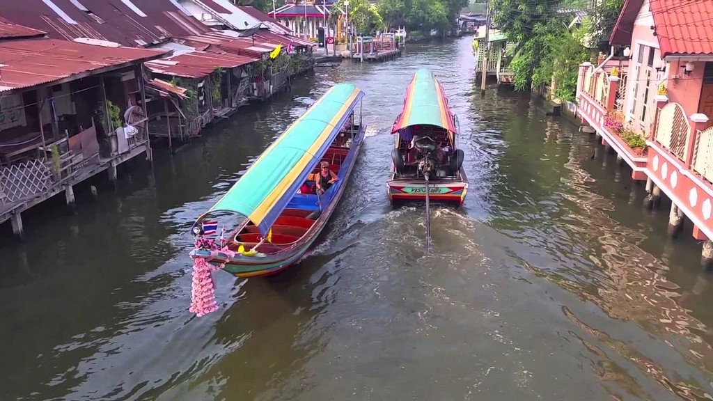 Highlight Temples Visit by Boat and Grand Palace Exploration