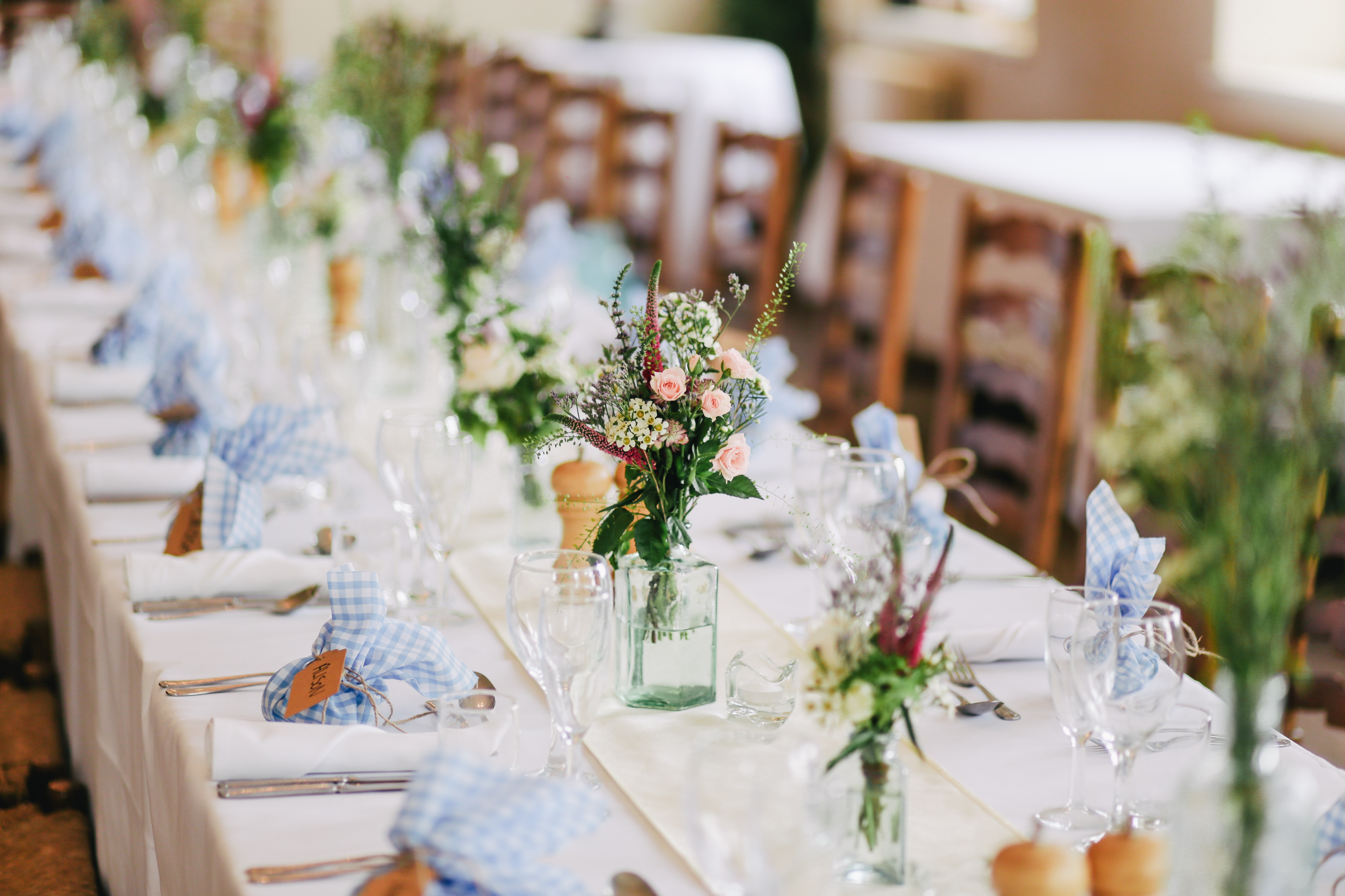 Tischdekoration bei einer zero waste Hochzeit mit Gläsern, Blumenvasen und nachhaltigen Gastgeschenken