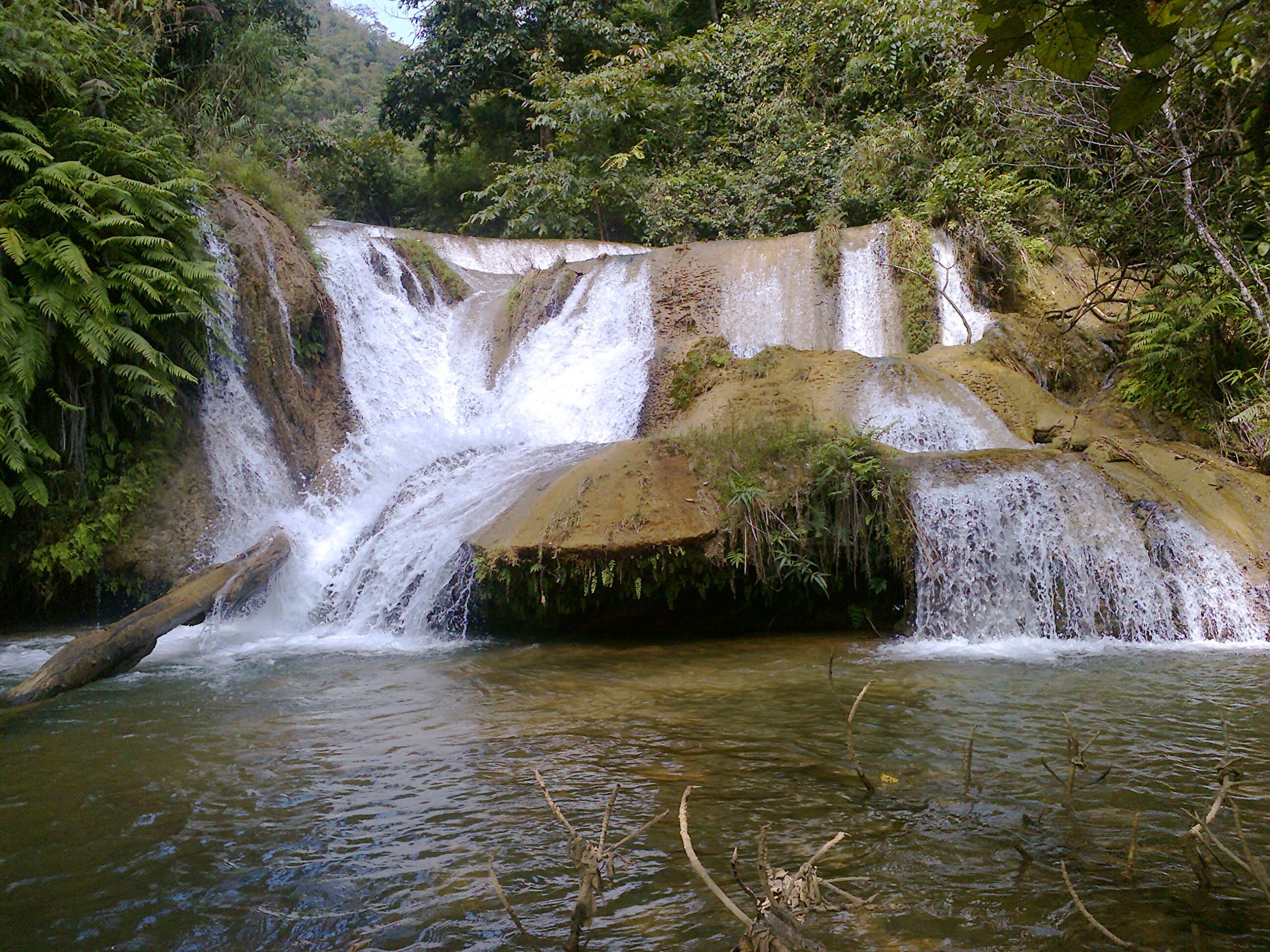 Drive to Xieng Khouang. Discover the Cave and Lake, Enjoy the Panorama View En Rote