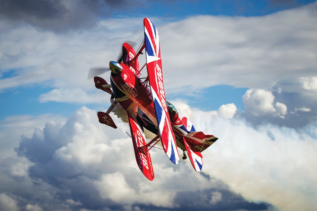 Anana plane performing at an airshow