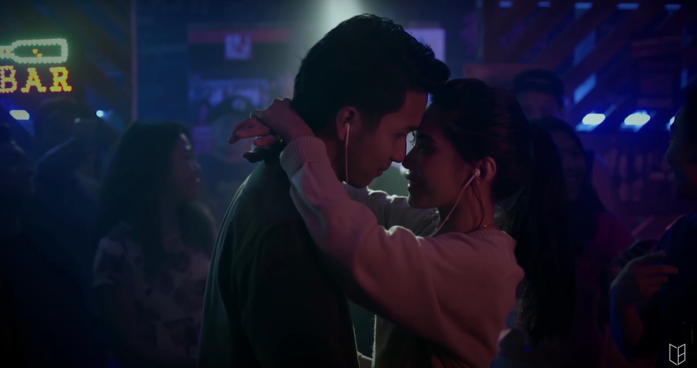 Clara Benin releases new music video, 'Parallel Universe' – watch
