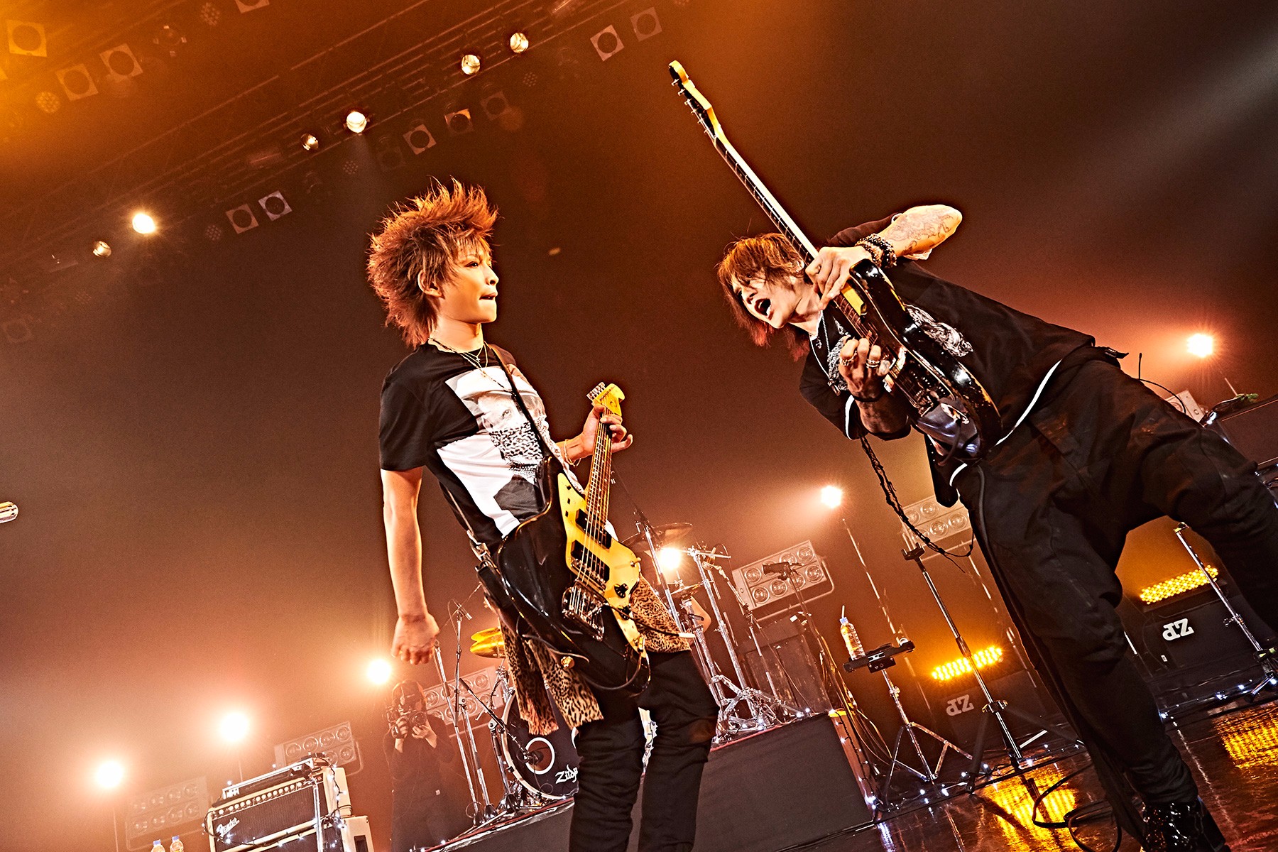 Sugizo takes on Inoran as LUNA SEA's guitar gods engage in a