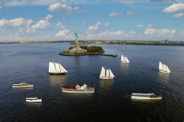 Afternoon Fall Foliage Lunch Cruise aboard Manhattan II photo 1