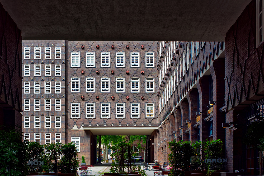 [Architecture_et_Graphisme]  ☞ Hambourg, cour intérieure RFjO7ZKHQQioKArK1EkQ+P8140930_DxO