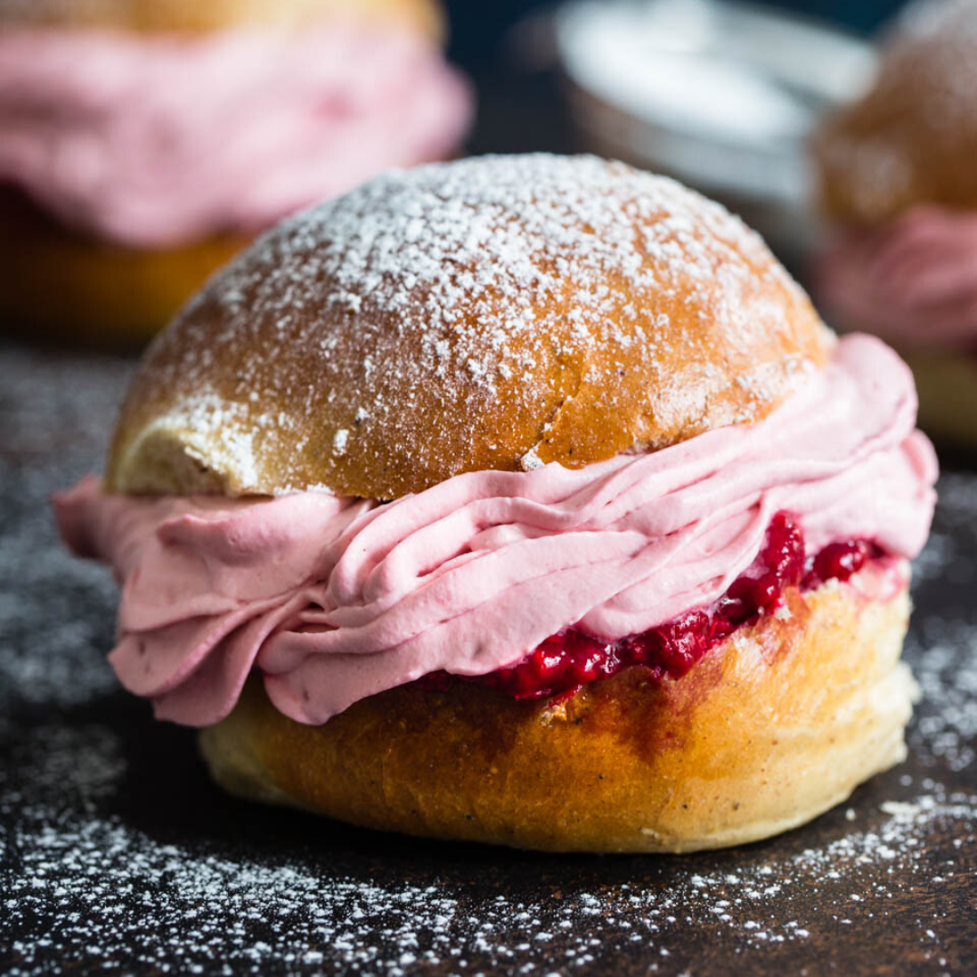 Fastelavnsboller - både de klassiske og de med bringebærkrem