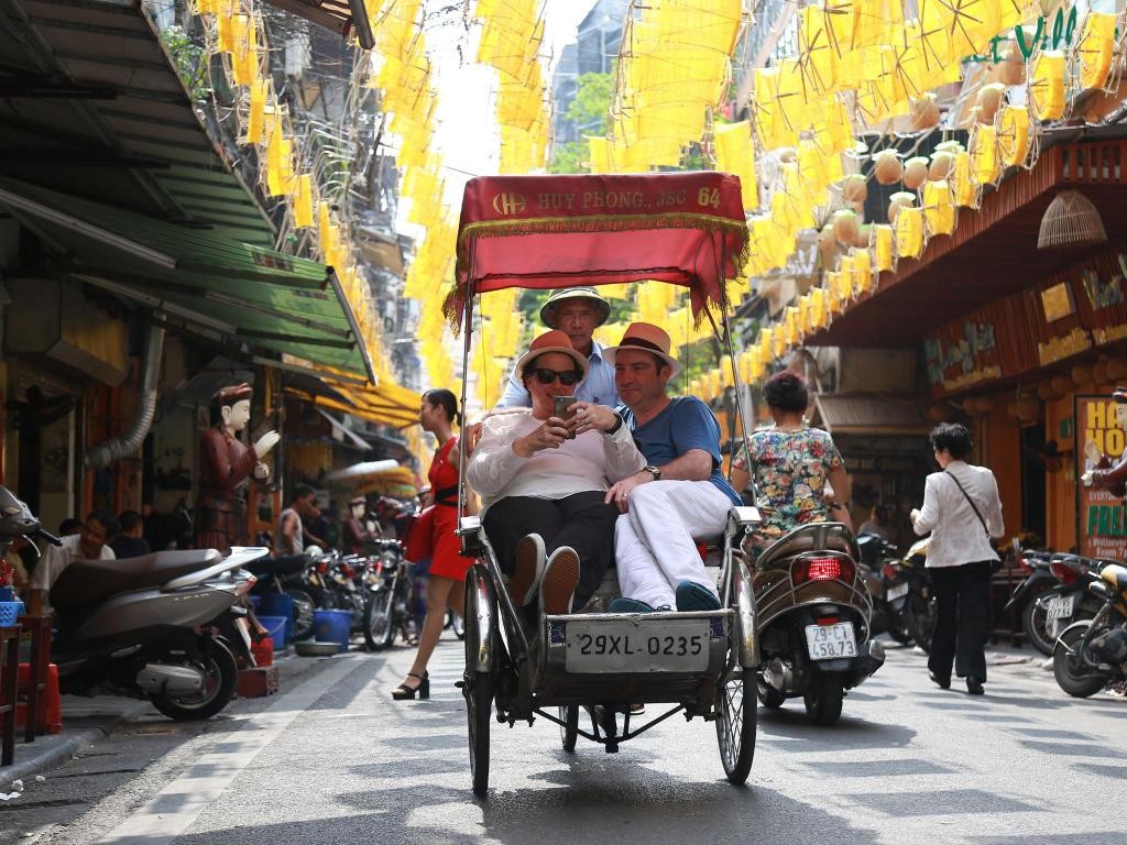 Discover Highlight Sightseeing and Walk around the Old Quarter